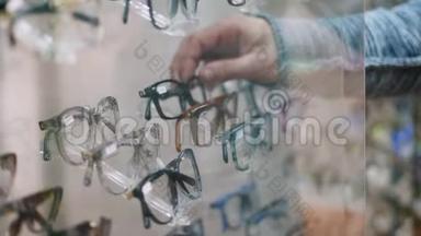 特写，在光学商店，光学，光学，眼镜零售商店，<strong>眼镜店</strong>，很多眼镜，框架，人`s